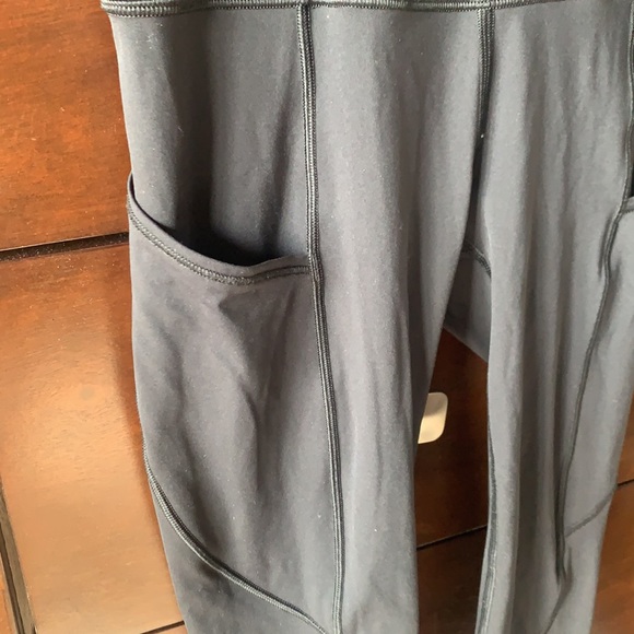Black cropped lululemon leggings good condition - Picture 3 of 4